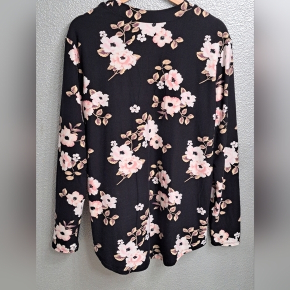 Pink Floral Tunic With A Criss Coss Neckline        Size XXL - Picture 5 of 10